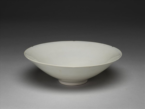 甜白釉雙龍紋葵瓣口碗