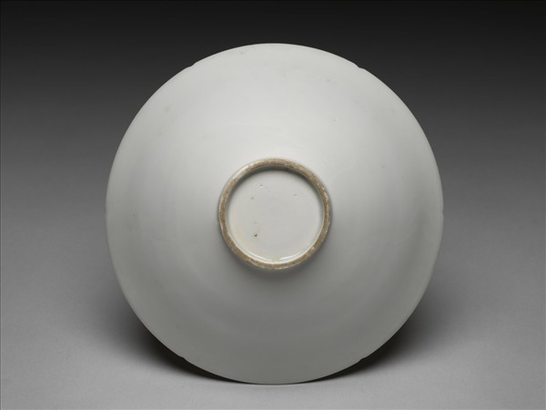 甜白釉雙龍紋葵瓣口碗