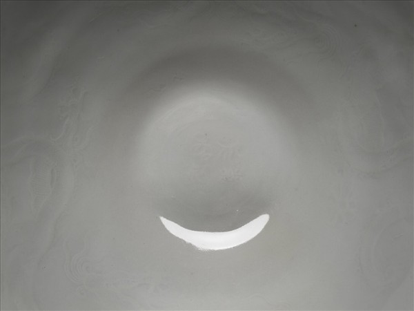 甜白釉雙龍紋葵瓣口碗