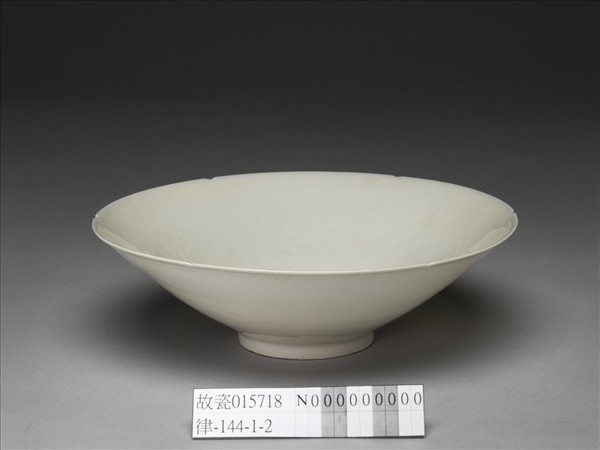 甜白釉五龍紋葵瓣口碗