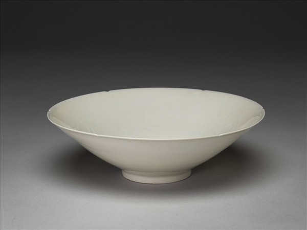 甜白釉五龍紋葵瓣口碗