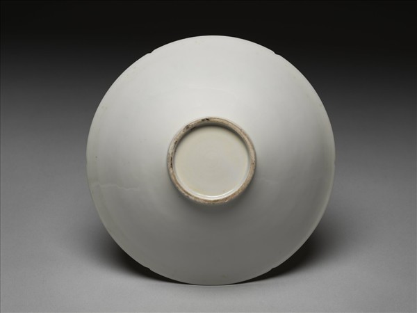 甜白釉五龍紋葵瓣口碗