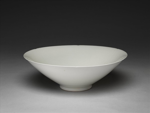 甜白釉龍鳳紋葵瓣口碗