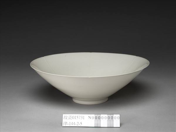 甜白釉龍鳳紋葵瓣口碗