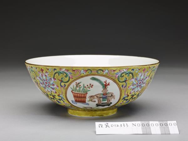 清 道光 黃地粉彩博古圖碗