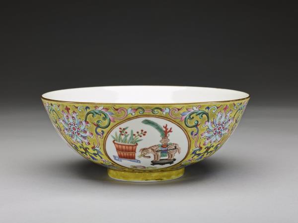 清 道光 黃地粉彩博古圖碗