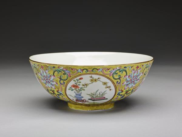 清 道光 黃地粉彩博古圖碗