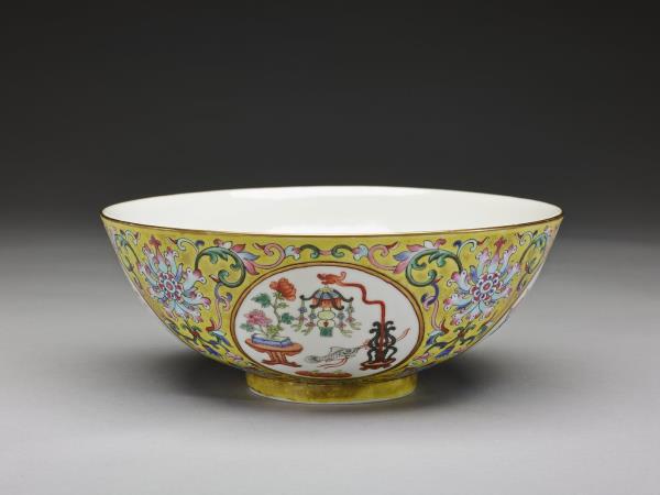 清 道光 黃地粉彩博古圖碗