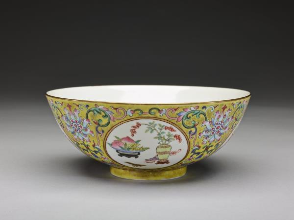 清 道光 黃地粉彩博古圖碗