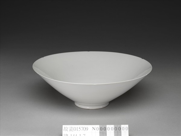 甜白釉雙龍紋葵瓣口碗