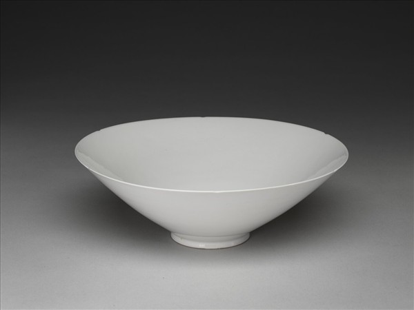 甜白釉雙龍紋葵瓣口碗