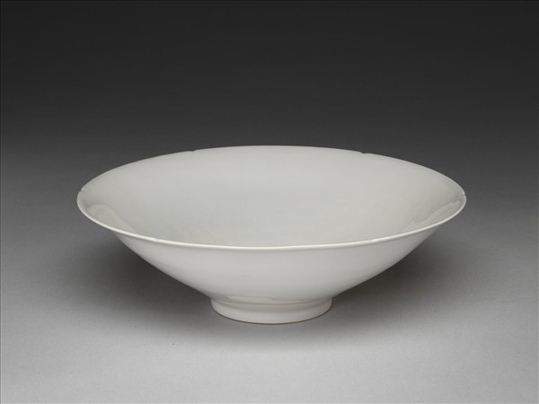 甜白釉五龍紋葵瓣口碗