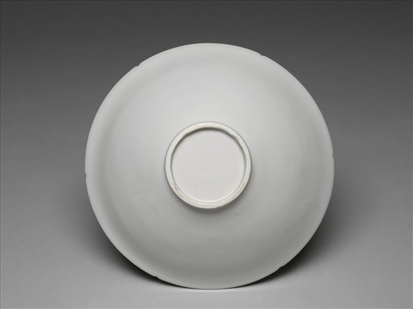 甜白釉五龍紋葵瓣口碗