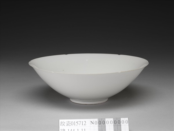 甜白釉五龍紋葵瓣口碗