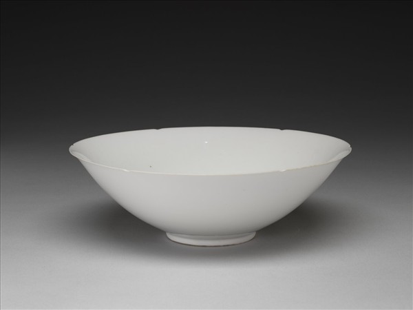 甜白釉五龍紋葵瓣口碗