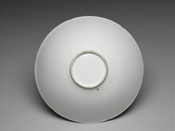 甜白釉五龍紋葵瓣口碗