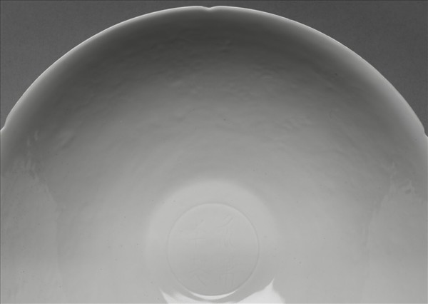 甜白釉五龍紋葵瓣口碗