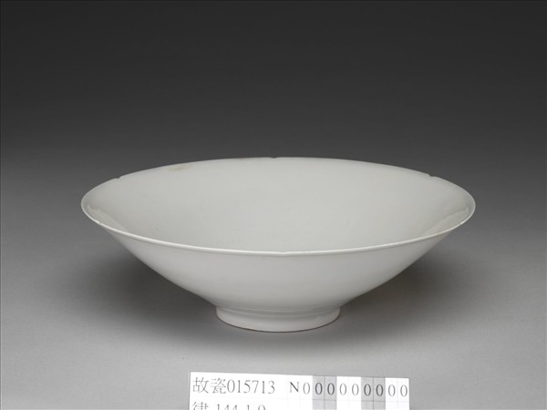 甜白釉五龍紋葵瓣口碗