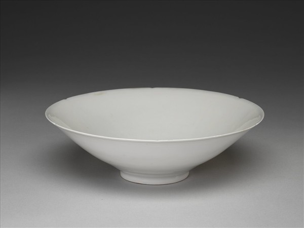 甜白釉五龍紋葵瓣口碗