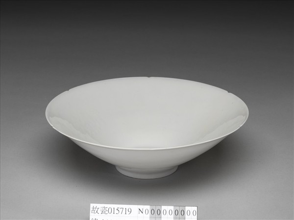 甜白釉五龍紋葵瓣口碗