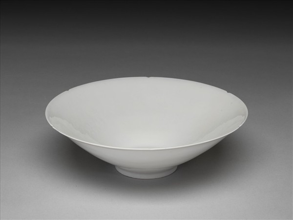 甜白釉五龍紋葵瓣口碗