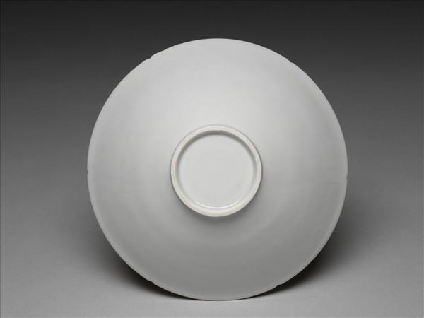 甜白釉五龍紋葵瓣口碗