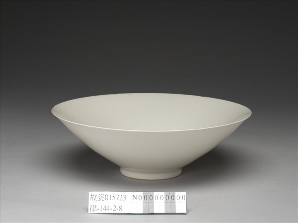 甜白釉龍鳳紋葵瓣口碗