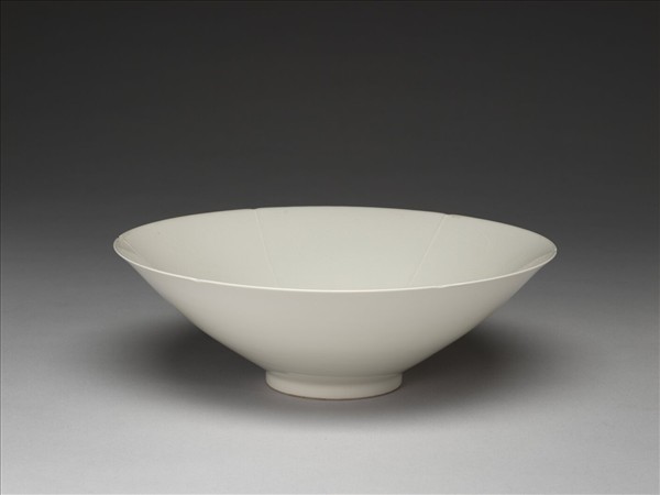 甜白釉龍鳳紋葵瓣口碗