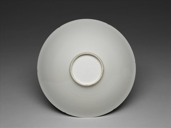 甜白釉龍鳳紋葵瓣口碗