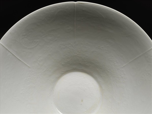 甜白釉龍鳳紋葵瓣口碗