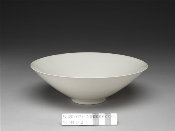 甜白釉龍鳳紋葵瓣口碗