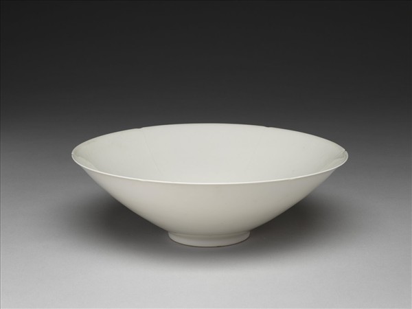 甜白釉龍鳳紋葵瓣口碗