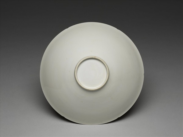 甜白釉龍鳳紋葵瓣口碗