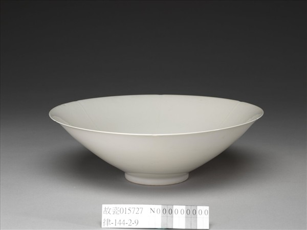 甜白釉龍鳳紋葵瓣口碗