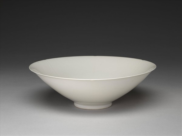 甜白釉龍鳳紋葵瓣口碗