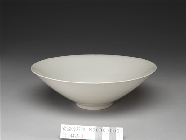 甜白釉龍鳳紋葵瓣口碗