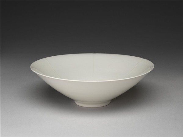 甜白釉龍鳳紋葵瓣口碗