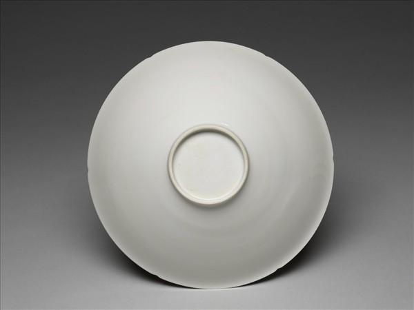 甜白釉龍鳳紋葵瓣口碗