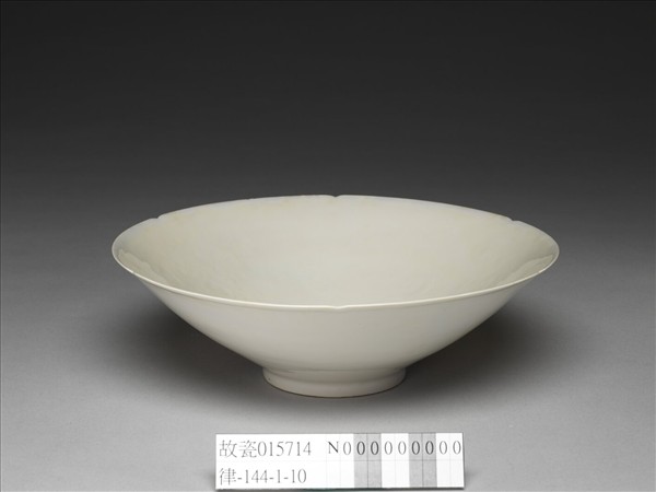 甜白釉五龍紋葵瓣口碗