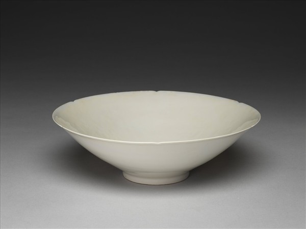 甜白釉五龍紋葵瓣口碗