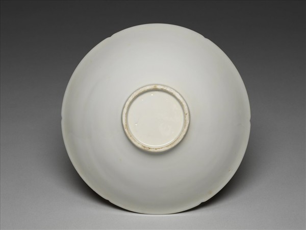 甜白釉五龍紋葵瓣口碗