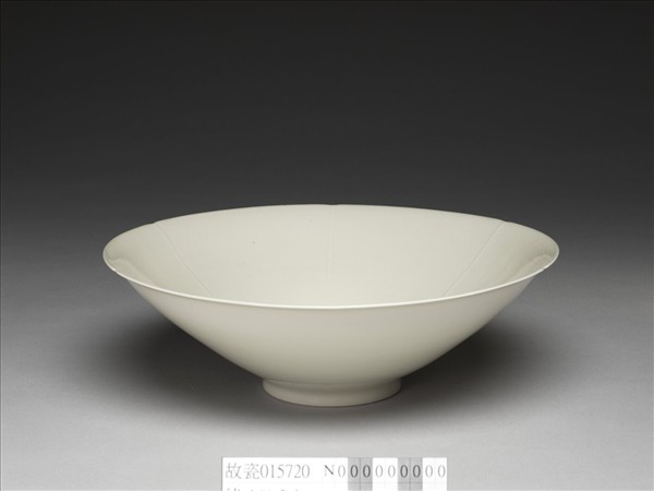 甜白釉龍鳳紋葵瓣口碗