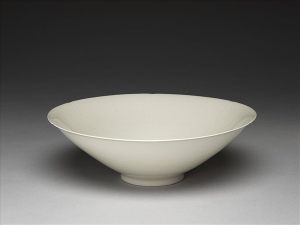 甜白釉龍鳳紋葵瓣口碗