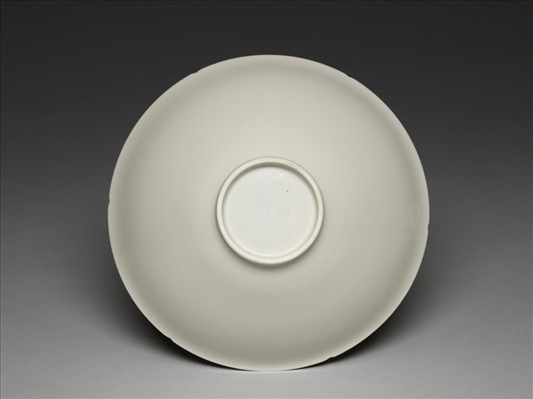 甜白釉龍鳳紋葵瓣口碗