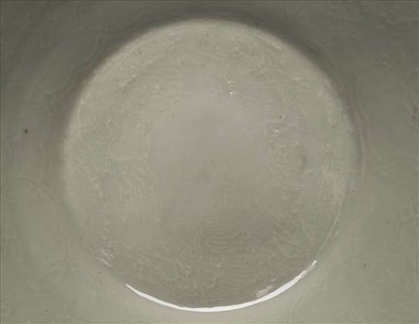 甜白釉龍鳳紋葵瓣口碗