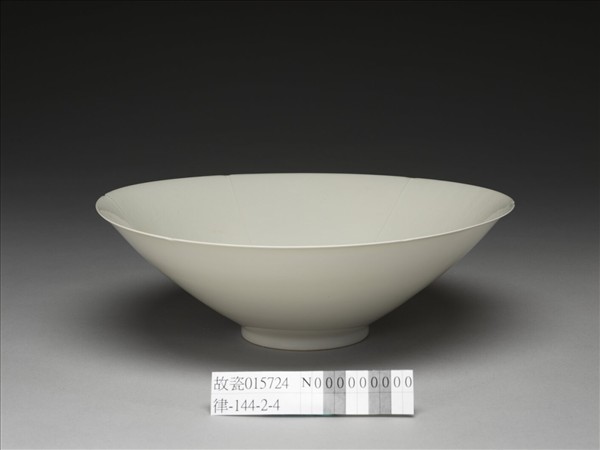 甜白釉龍鳳紋葵瓣口碗