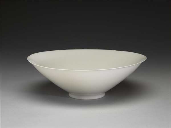 甜白釉龍鳳紋葵瓣口碗