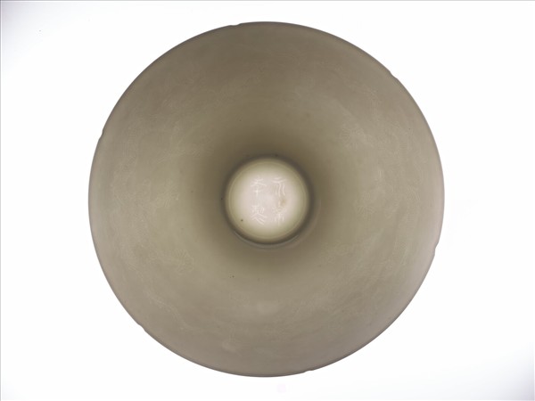 甜白釉雙龍紋葵瓣口碗