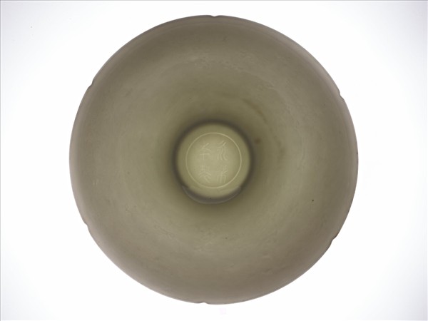 甜白釉五龍紋葵瓣口碗