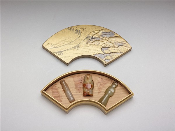 山水蒔繪扇形盒